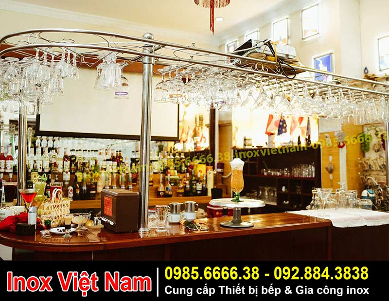 Giá treo ly inox tại quầy bar