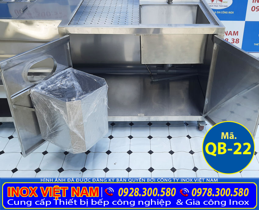 Góc trong ngăn dưới của quầy pha chế inox 304